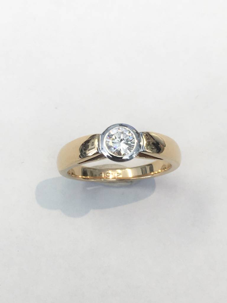 0.40 ct rd H/I VS2/SI1 14kt yg bezel ring